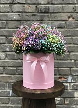 Цветочная композиция из Гипсофила и Розы в шляпной коробке в Поселок Кузяевского фарфорового завода