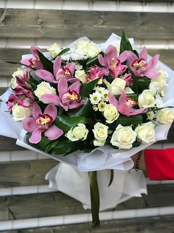 Букет цветов из: Розы и Хризантемы в Поселок Кузяевского фарфорового завода