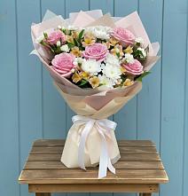 Букет цветов из:  Гвоздики, Орхидеи и Розы в Поселок Кузяевского фарфорового завода