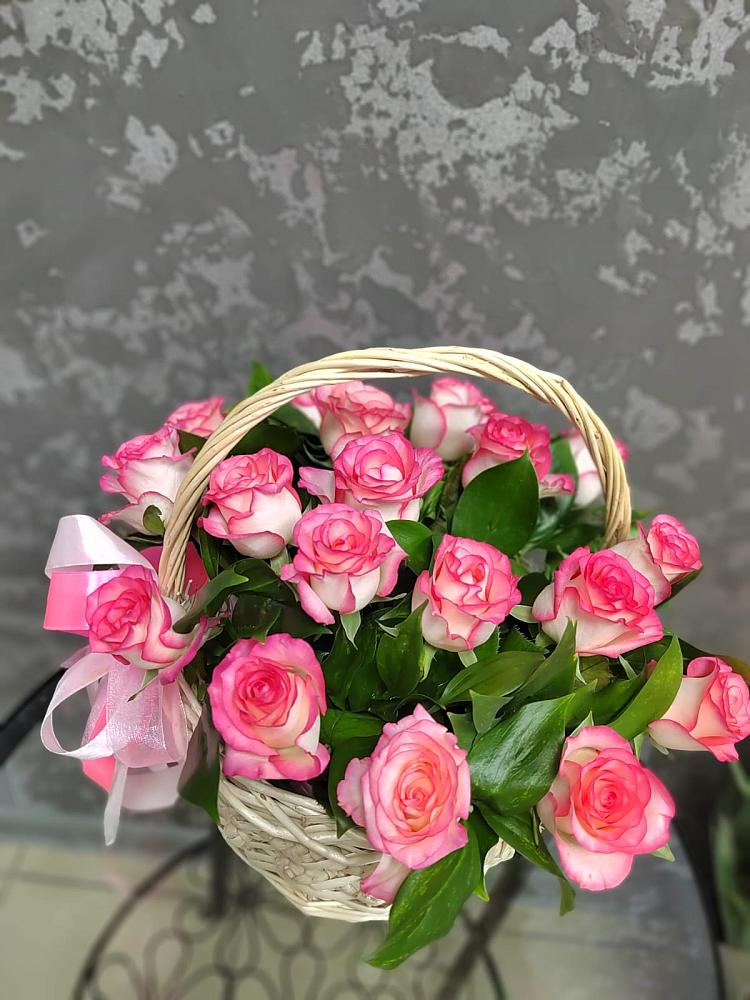 Цветочная композиция из Розы в корзине в Поселок Кузяевского фарфорового завода