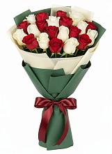 Букет Микс из красных и белых роз в Поселок Кузяевского фарфорового завода