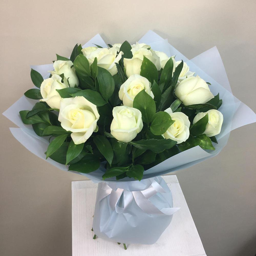 Букет 15 Белых роз Проуд в Поселок Кузяевского фарфорового завода