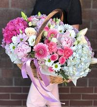 Композиция солнечный день в Поселок Кузяевского фарфорового завода Цветочная композиция из Розы, Хризантемы, Пионы и Лизиантусы в корзине в Поселок Кузяевского фарфорового завода