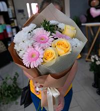 Букет цветов из:  Герберы, Розы и Хризантемы в Поселок Кузяевского фарфорового завода