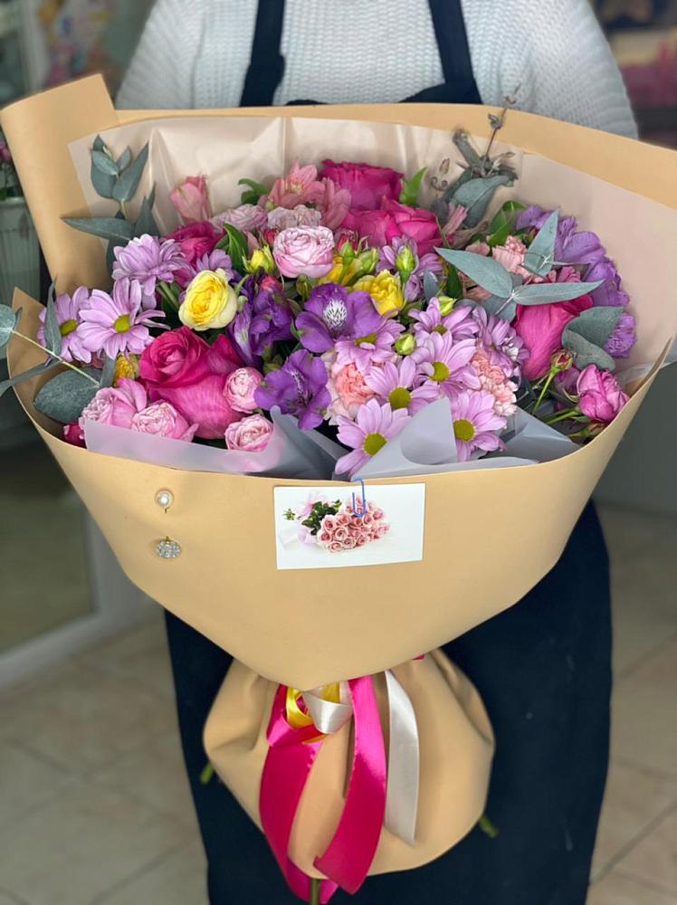 Букет цветов из: Хризантемы, Гвоздики и Альстромерии в Поселок Кузяевского фарфорового завода