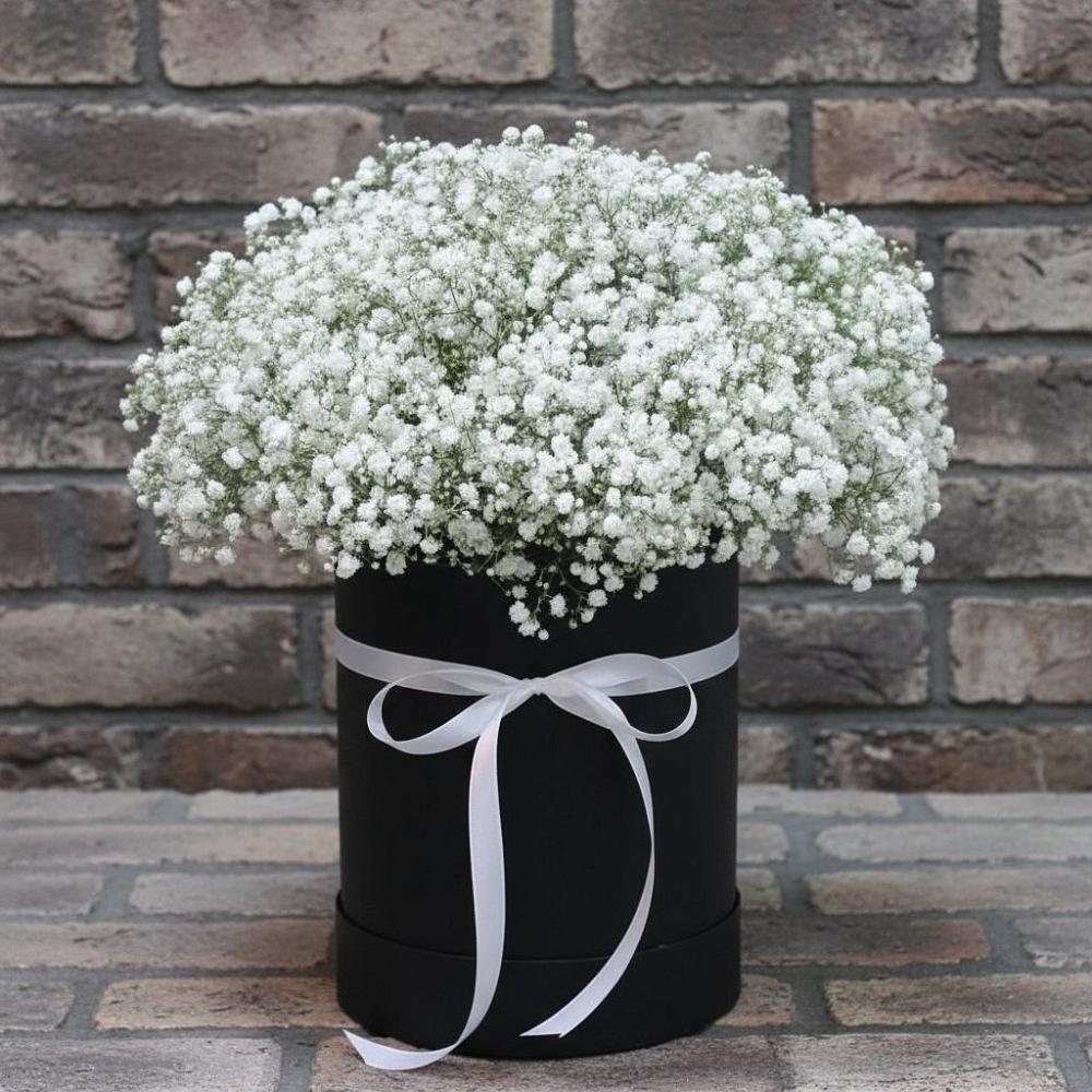 Цветочная композиция из Гипсофила в шляпной коробке в Поселок Кузяевского фарфорового завода