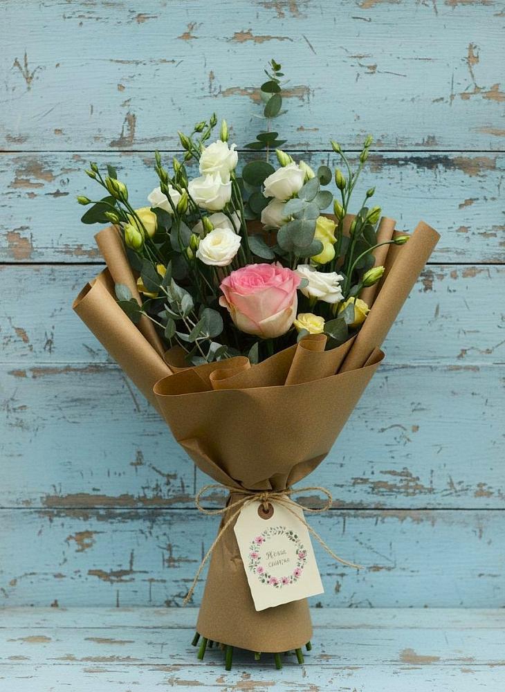 Букет цветов из: Розы и Лизиантусы в Поселок Кузяевского фарфорового завода