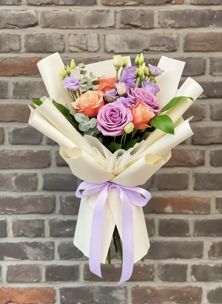 Букет цветов из: Лизиантусы и Розы в Поселок Кузяевского фарфорового завода