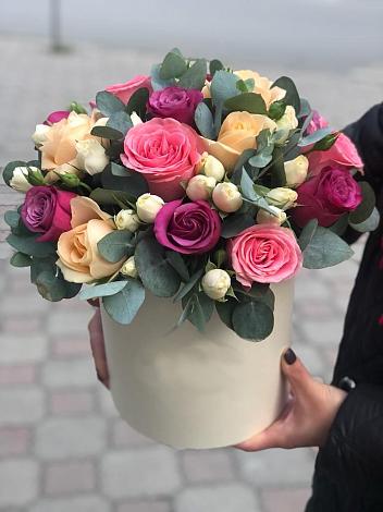 Цветочная композиция из Розы в шляпной коробке в Поселок Кузяевского фарфорового завода