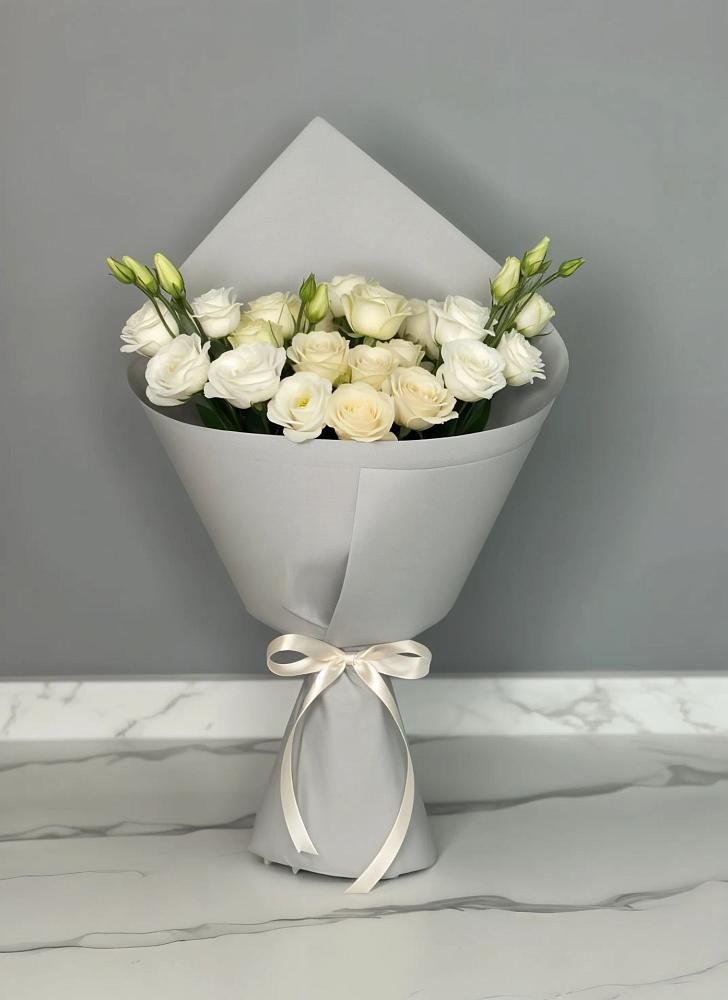 Букет цветов из: Розы и Лизиантусы в Поселок Кузяевского фарфорового завода