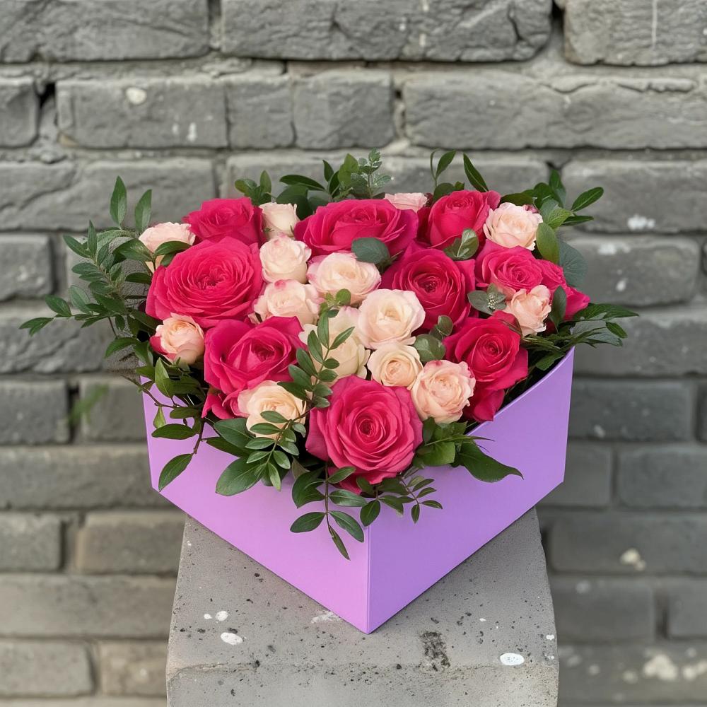 Цветочная композиция из Розы в коробке в Поселок Кузяевского фарфорового завода