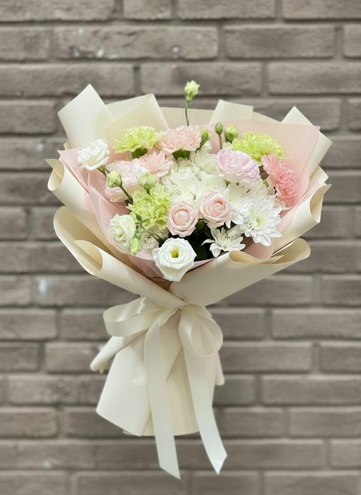 Букет цветов из: Гвоздики, Розы, Лизиантусы и Хризантемы в Поселок Кузяевского фарфорового завода