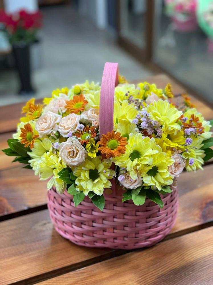 Цветочная композиция из Хризантемы и Розы в корзине в Поселок Кузяевского фарфорового завода
