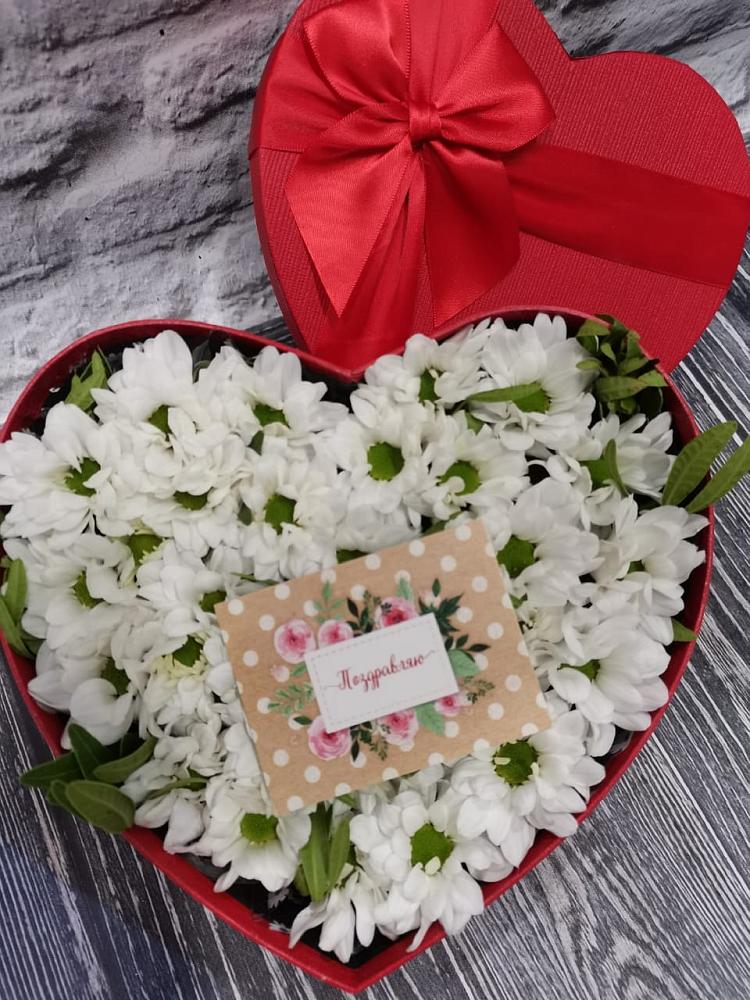 Цветочная композиция из Хризантемы в виде сердца в Поселок Кузяевского фарфорового завода