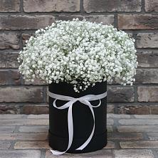 Цветочная композиция из Гипсофила в шляпной коробке в Поселок Кузяевского фарфорового завода