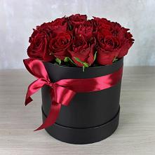 Цветочная композиция из Розы в шляпной коробке в Поселок Кузяевского фарфорового завода