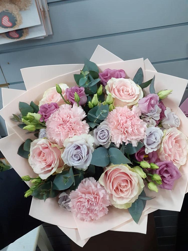 Букет цветов из: Розы, Гвоздики и Лизиантусы в Поселок Кузяевского фарфорового завода