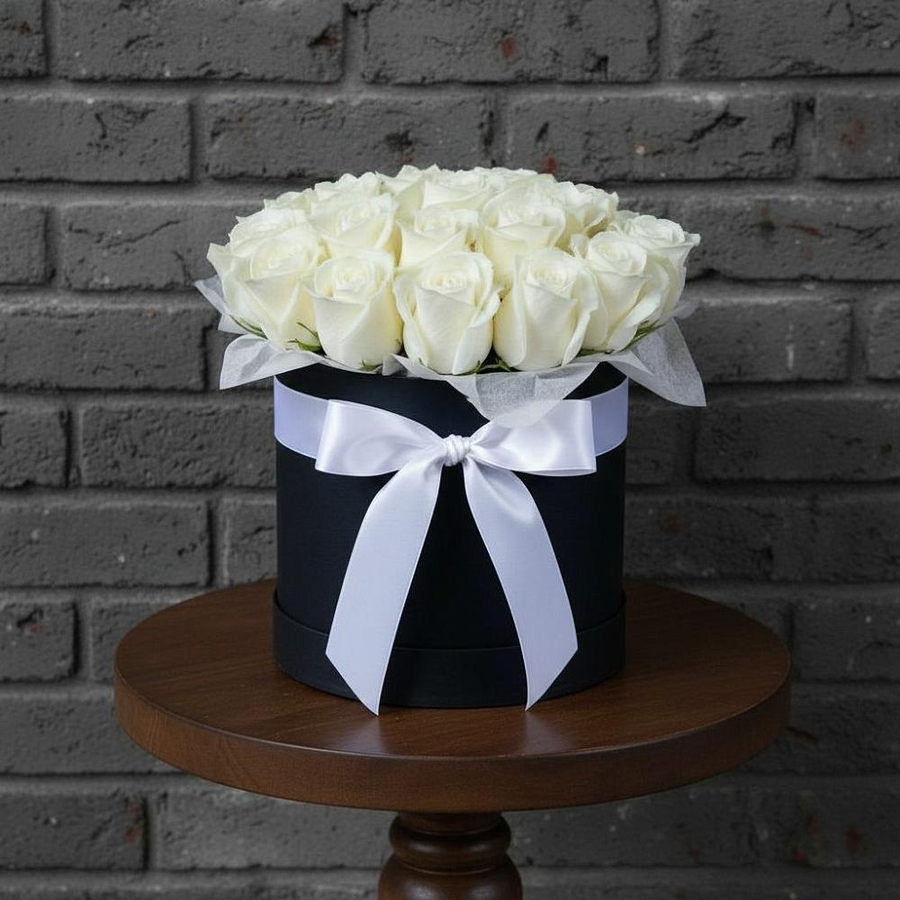 Цветочная композиция из Розы в шляпной коробке в Поселок Кузяевского фарфорового завода