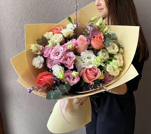 Букет цветов из: Розы, Лизиантусы и Гвоздики в Поселок Кузяевского фарфорового завода
